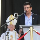 Gabriel Folgado, en primer plano, en la intervención por el Día del Bierzo. L. DE LA MATA