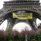 'Libertad, igualdad, fraternidad', se lee en la pancarta que Greenpeace ha colgado en la Torre Eiffel.