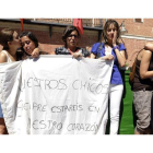 Las cuidadoras del centro de acogida muestran su dolor durante el minuto de silencio.