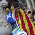 Una mujer asiste a la concentración convocada esta tarde en las inmediaciones del Parlamento de Cataluña, para seguir a través de una gran pantalla la comparecencia del presidente de la Generalitat, Carles Puigdemont.