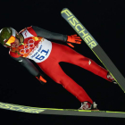 El polaco Kamil Stoch logró el doblete en el salto de trampolín, tras imponerse en la modalidad larga.