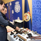 El delegado del Gobierno, Juan Carlos Suárez-Quiñones, observa el material incautado durante el desarrollo de una operación antidroga en la Comunidad