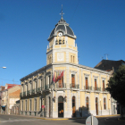 Fachada del Ayuntamiento de La Bañeza. DOMINGO