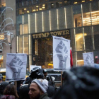 Protesta contra Trump en Nueva York, a su paso por la Trump Tower, el sábado por la tarde.