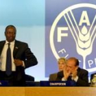 Berlusconi (sentado) aplaude la intervención del director general de la FAO, Jaques Diouf
