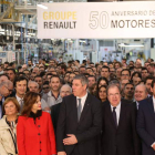 Autoridades, directivos y trabajadores de Renault celebran su 50 aniversario.