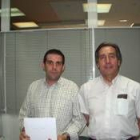 Francisco Gómez y Antonio Almirante antes de entregar el sobre