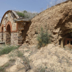Imágenes de las cuevas de San Adrián del Valle, una localidad que se ha hecho famosa por el perfil arquitectónico que le aportan sus bodegas artesanales. Muchas de ellas fueron construidas a mano por los propietarios de las tierras y comenzaron a excavars