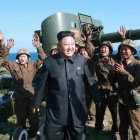 El líder de Corea del Norte, Kim Jong-un, rodeado de militares, en una imagen difundida este domingo.