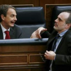 Zapatero conversa en el Congreso con el portavoz de ERC, Joan Ridao.