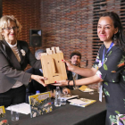 La alcaldesa de Madrid, Manuela Carmena, entrega el premio a Delia Lozupone
