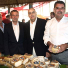 Manuel Suárez, Nicanor Sen, Ángel García Colín y Francisco García, con los quesos Aitalas de Sahechores de Rueda.