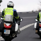 Dos agentes de tráfico de la Guardia Civil.