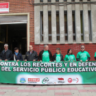 Sindicatos, padres y alumnos se dieron cita ayer frente a la Dirección Provincial de Educación.