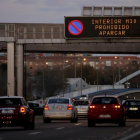 Carteles informativos en la M-30 sobre las restricciones de tráfico en Madrid debido a la contaminación, en un imagen de diciembre