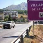 Una imagen de la entrada a la localidad de la montaña leonesa, que en verano duplica su población