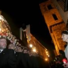 Numeroso público se congrega para contemplar la procesión de La Dolorosa, en una imagen de archivo