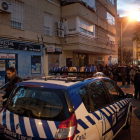La policía, junto al edificio en el que ocurrió el suceso.