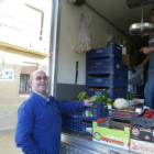 Frutero y cliente en un pueblo de la comarca de Sahagún, donde sólo hay venta ambulante.