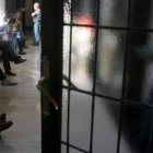 Candidatos a miembros de un jurado popular esperan en un juicio de septiembre de 2005.