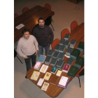 Representantes galleguistas en una entrega de libros.