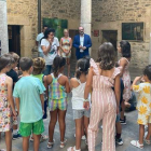 El alcalde y Alexandra Rivas, con los niños en el Museo. DL