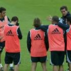 Carlos Queiroz se dirige a los jugadores en un entrenamiento de la primera plantilla del Real Madrid