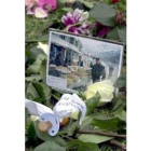 Recuerdos dejados por un familiar en el lugar de la tragedia