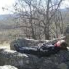 Una mujer tumbada sobre uno de los yacimientos «megalíticos»