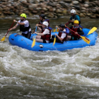 Un grupo de exmiembros de las FARC en el equipo nacional de rafting en Colombia.