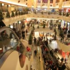 Una imagen, ayer sábado, de la afluencia de clientes del centro comercial El Rosal, en Ponferrada
