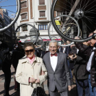 Joaco, acompañado de su mujer, fue recibido a las puertas del hotel Conde Luna con un pasillo de ruedas de bicicleta. MARCIANO PÉREZ