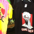 Uno de los puestos en el emblemático Mall de Washington vende camisetas alusivas al fallecimiento del terrorista.