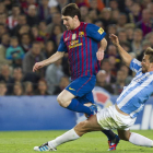 Messi, a la izquierda, pelea un balón con el centrocampista del Málaga Ignacio Camacho.