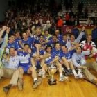 La plantilla y el cuerpo técnico del Ademar posan para los fotógrafos con el trofeo en Zagreb