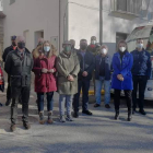 La delegada, junto a autoridades locales, frente al autobús que cubrirá la línea de Riello. DL