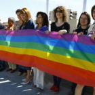 La bandera del orgullo gay fue izada ayer en el Ayuntamiento de León.