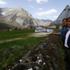 Emilio Orejas, presidente de la Diputación, durante una vista a la vertiente leonesa de Picos de Europa