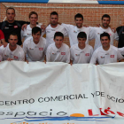 Formación del Puertas Deyma que milita en 2ª B, foto superior, y del Bar La Sacristía.