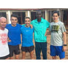 Aláiz junto a Abascal y tres atletas más, uno nativo de Iten.