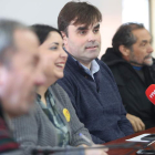 Sergio Álvarez, ayer, rodeado de su equipo de gobierno, en la rueda de prensa en Cacabelos. L. DE LA MATA