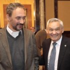 Amable Liñán, ayer en el Palacio de Zurbano, junto a su hijo.