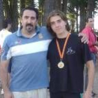 El leonés Adrián González junto a su entrenador, José María Rodríguez Pereira