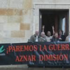 Varios cargos públicos colgaron ayer una pancarta en uno de los balcones de la Diputación