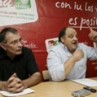 Miguel Ángel Fernández se dirige indignado a la prensa, ayer junto a Germán Valcarce