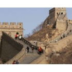 Varios turistas caminan a lo largo de la sección Badaling de la Gran Muralla China.