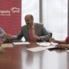 José Manuel Fernández del Corral y Domingo Fuertes, durante la firma del convenio ayer