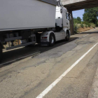 Los vehículos tienen que esquivar un gran bache en la subida de la Llama. CAMPOS