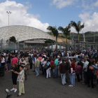 Ciudadanos hacen fila para ingresar al centro de votación de contingencia "El Poliedro" hoy, domingo 30 de julio de 2017, en Caracas (Venezuela)