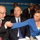 María José Salgueiro saluda al académico y escritor leonés José María Merino.
